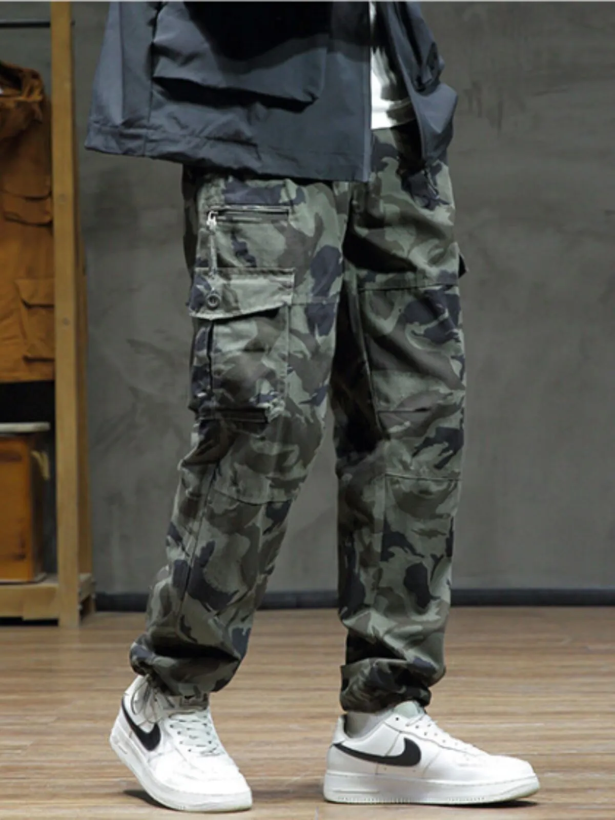 Men's Cargo Pants Loose Fit Camo Print Flap Pocket Side Drawstring Waist Fall Pants, 1 of 4