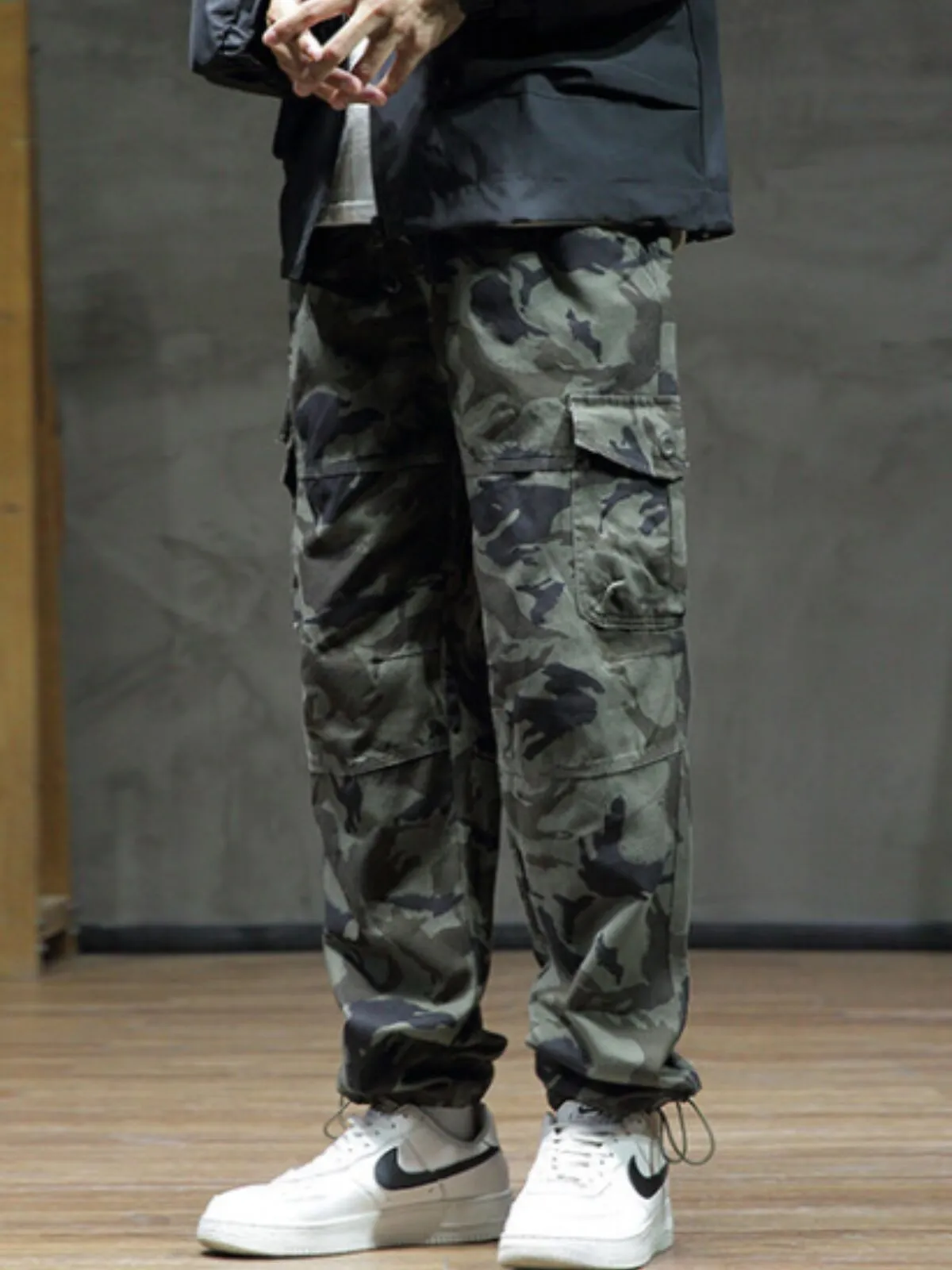 Men's Cargo Pants Loose Fit Camo Print Flap Pocket Side Drawstring Waist Fall Pants, 3 of 4