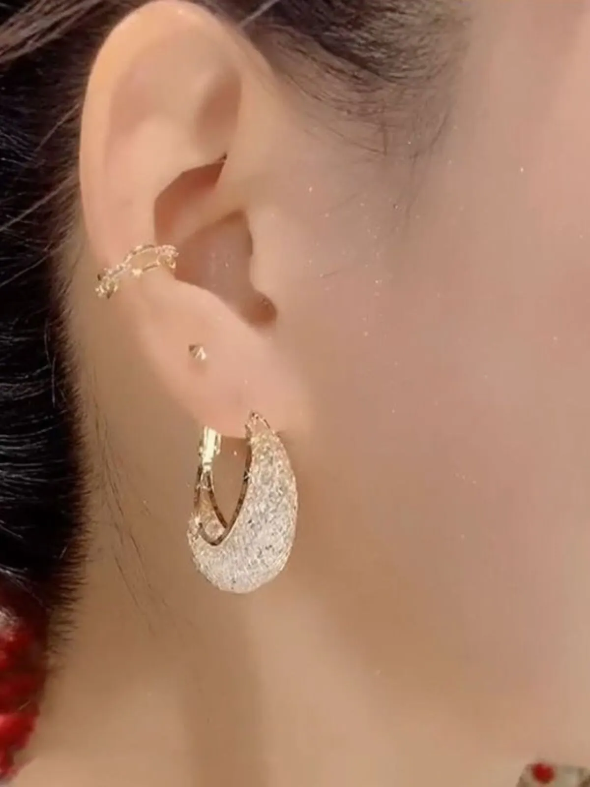 1 Pair Luxury Fashionable Designer Round Hoop Rhinestone Earrings, 1 of 3